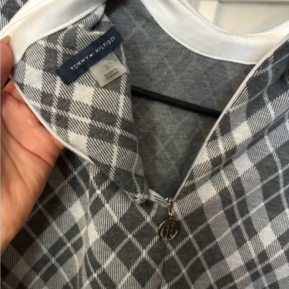 Collar plaid dress
Satin sleeve